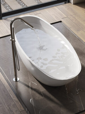 Freistehende Badewanne in White Stonage mit Überlauf Modell Ruby Infinity von MOMA Design auf Marmorplatte