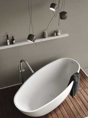 freestanding tub in White Stonage model Ruby by MOMA Design on Teak wood platform, with Line accessory in white aluminum