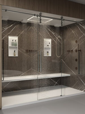 grand receveur de douche modèle Polis by MOMA Design, en Stonage avec cabine de douche coulissante et pomme de douche au plafond modèle Square Shower avec LED