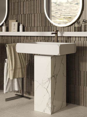 Lavabo freestanding MOMA Design modello Tower Keplero 2, con lavabo in stonage, rubinetteria esterna e base rivestita in gres finitura bianco statuario, con alle spalle specchio modello Mirr Forum e barra in alluminio Line