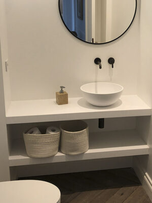 Mensola MOMA Design modello Surface System con lavabo gold in stonage