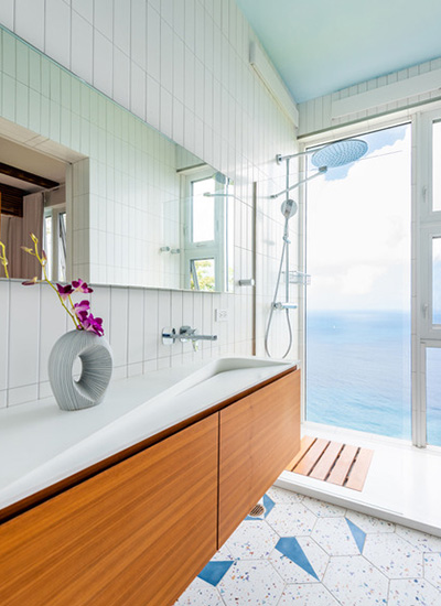 MOMA Design ha arredato i bagni di questa splendida villa a picco sul mare nelle Isole Vergini Britanniche