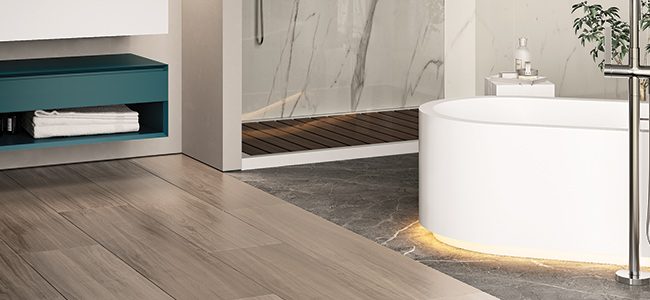 copertina-2-mobile-sapphire-free vasca-freestanding-in-white-stonage vasca freestanding in White Stonage modello Sapphire Free di MOMA Design, con zoccolino illuminato a LED 3000°K, affiancata a piatto doccia modello One Shower con doghe in Teak e mobile modello Evoline