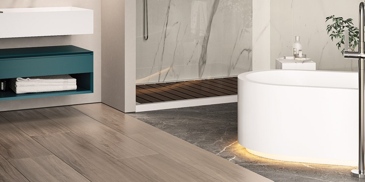 copertina-2-sapphire-free vasca-freestanding-in-white-stonage vasca freestanding in White Stonage modello Sapphire Free di MOMA Design, con zoccolino illuminato a LED 3000°K, affiancata a piatto doccia modello One Shower con doghe in Teak e mobile modello Evoline
