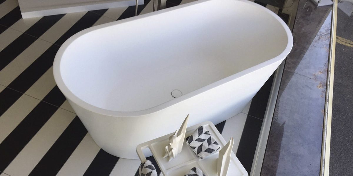 copertina2-diamond-vasca-freestanding-in-white-stonage vasca freestanding ovale MOMA Design in stonage modello Diamond con accessorio Caddy