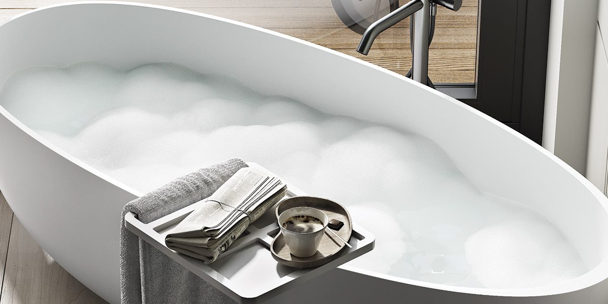 copertina2-giselle vasca freestanding in white stonage dettaglio vasca freestanding in White Stonage modello Giselle di MOMA Design, con accessorio Caddy
