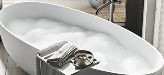copertina2-mobile-giselle vasca freestanding in white stonage dettaglio taglio vasca freestanding in White Stonage modello Giselle di MOMA Design, con accessorio Caddy