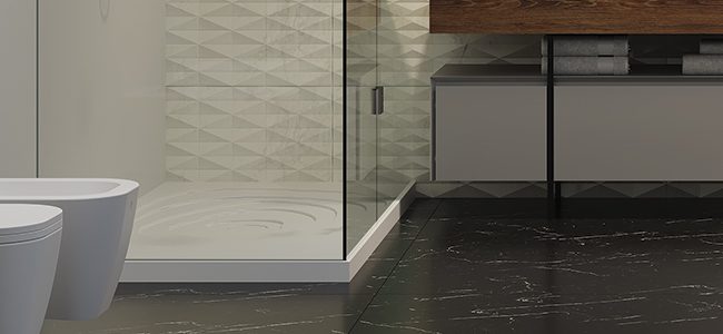 copertina2-mobile-onda-piatto-doccia-in-white-stonage dettaglio piatto doccia ad angolo modello Onda in White Stonage firmato MOMA Design, con box doccia a porta battente, affiancato a mobile modello Aria-Evermotion