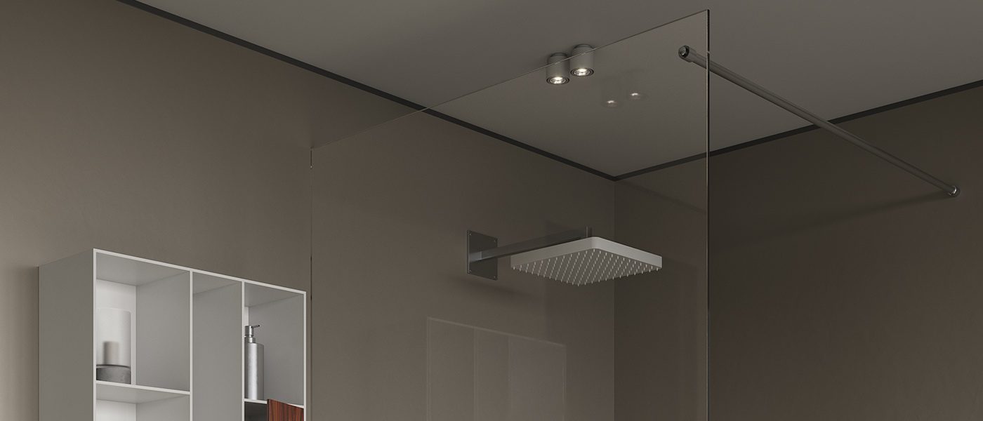 dettaglio box doccia fisso MOMA Design modello ST 502 con una barra di irrigidimento e soffione Solid Shower Square