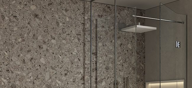 dettaglio superiore box doccia MOMA Design modello BX 302 lite con porta battente e soffione a parete modello Solid Shower Square in Corian