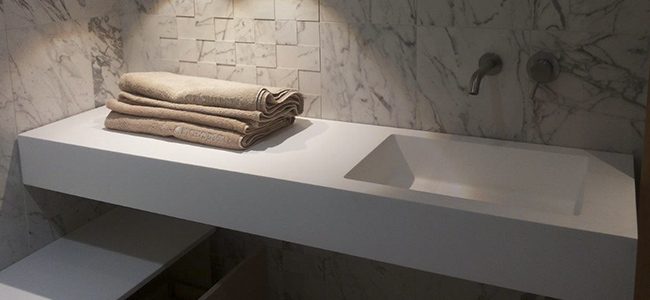 copertina2mobile-desk-50-piano-lavabo-integrato-in-white-stonage piano lavabo MOMA Design in Stonage modello Desk 50 System con lavabo decentrato