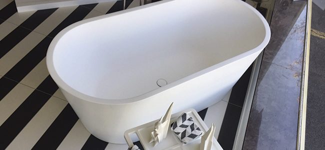 copertina2mobile-diamond-vasca-freestanding-in-white-stonage vasca freestanding MOMA Design in stonage modello Diamond con accessorio Caddy