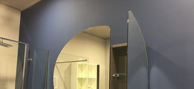 copertina2mobile-mirr-hide-round-specchio-contenitore-in-legno dettaglio specchio MOMA Design modello Mirr Hide elipse