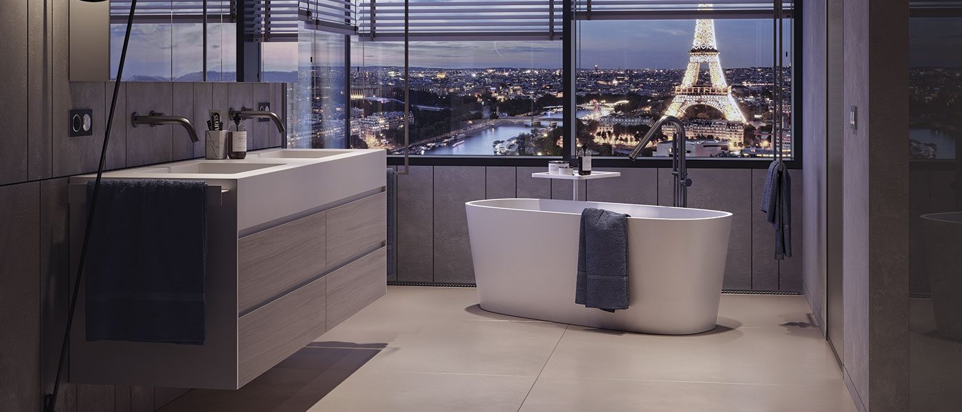 mobile sospeso MOMA Design modello Slimline con 4 cassetti e piano lavabo scatolato, affiancato a vasca da bagno modello Saint Barth