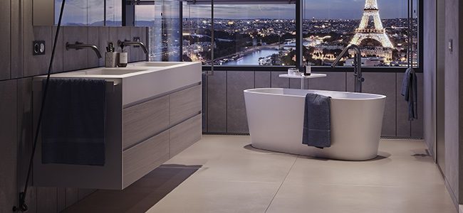 mobile sospeso MOMA Design modello Slimline con 4 cassetti e piano lavabo scatolato, affiancato a vasca da bagno modello Saint Barth