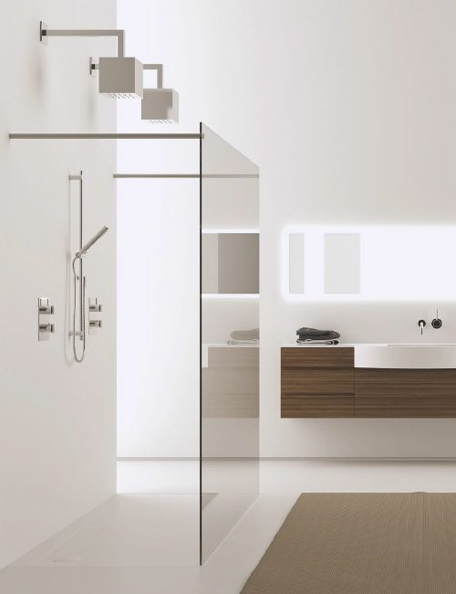 box doccia fisso MOMA Design modello ST 501 con due barre di irrigidimento, con due soffioni modello Shower Solid Cubic