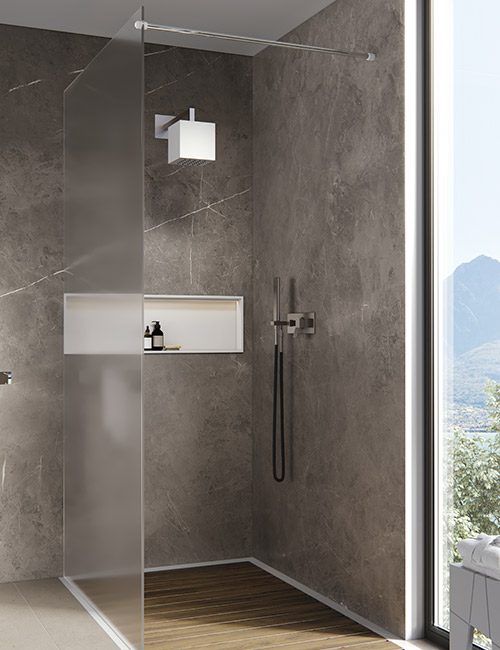 box doccia fisso MOMA Design modello ST 502 con una barra di irrigidimento, soffione Solid Shower Cubic e piatto doccia con doghe in Teak